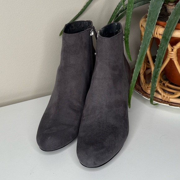Ellen Tracy Grey Faux Suede Ankle Boots Women’s 7.5M Kitten Heel Zip Booties - Picture 2 of 13